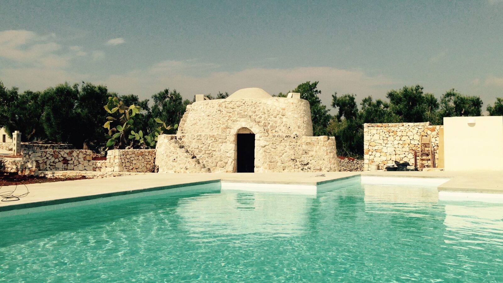 Piscina con Ingresso al Trullo